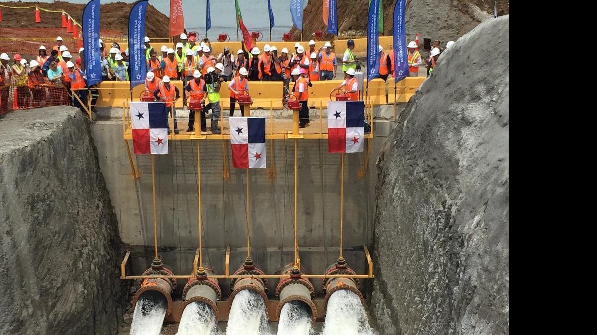
Desde el 2007 el Canal de Panamá se encuentra en fase de expansión para que buques de hasta 14,000 contenedores, el triple de su capacidad actual, puedan atravesar sus 80 kilómetros.
