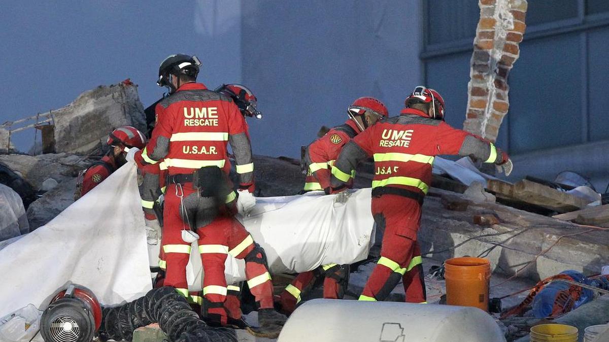 Brigadas de rescate de España y México continúan con la extracción de cuerpos de personas que quedaron atrapadas durante el sismo del pasado 19 de septiembre, el jueves, 28 de septiembre de de 2017, en el edificio de la avenida Álvaro Obregón de Ciudad de México (México).