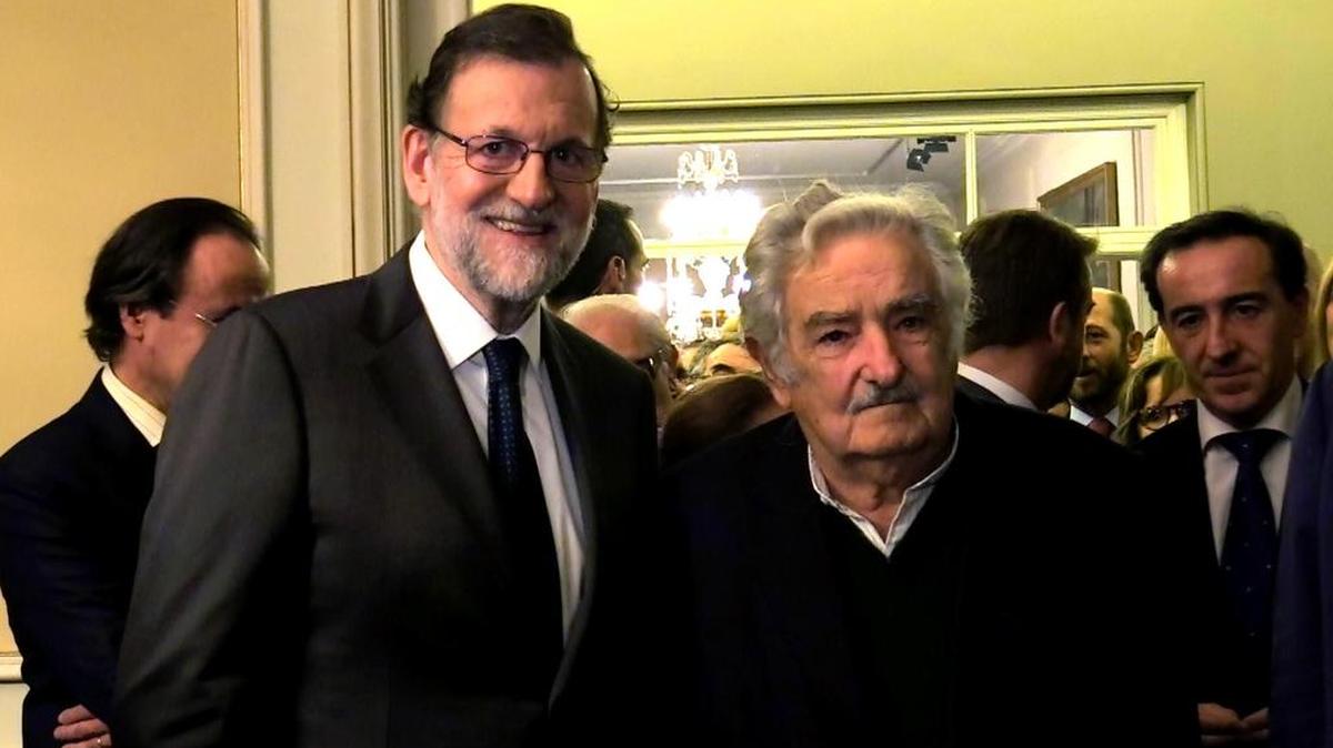El presidente del Gobierno de España, Mariano Rajoy (i) posa junto al expresidente uruguayo José Mujica (d) el martes 25 de abril de 2017, durante una recepción en la embajada de España en Montevideo (Uruguay), en su primera visita oficial a Uruguay, durante la que se entrevistará con el presidente del país, Tabaré Vázquez.