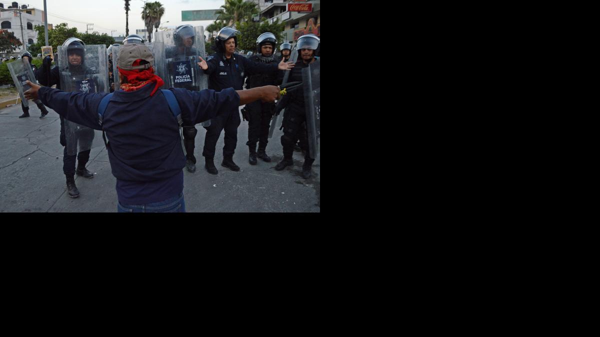 
Estudiantes y maestros se enfrentan con la policía el domingo en la ciudad de Chilpancingo, donde continúan sus protestas por la exigencia de la aparición de los 43 jóvenes desaparecidos en Iguala.
