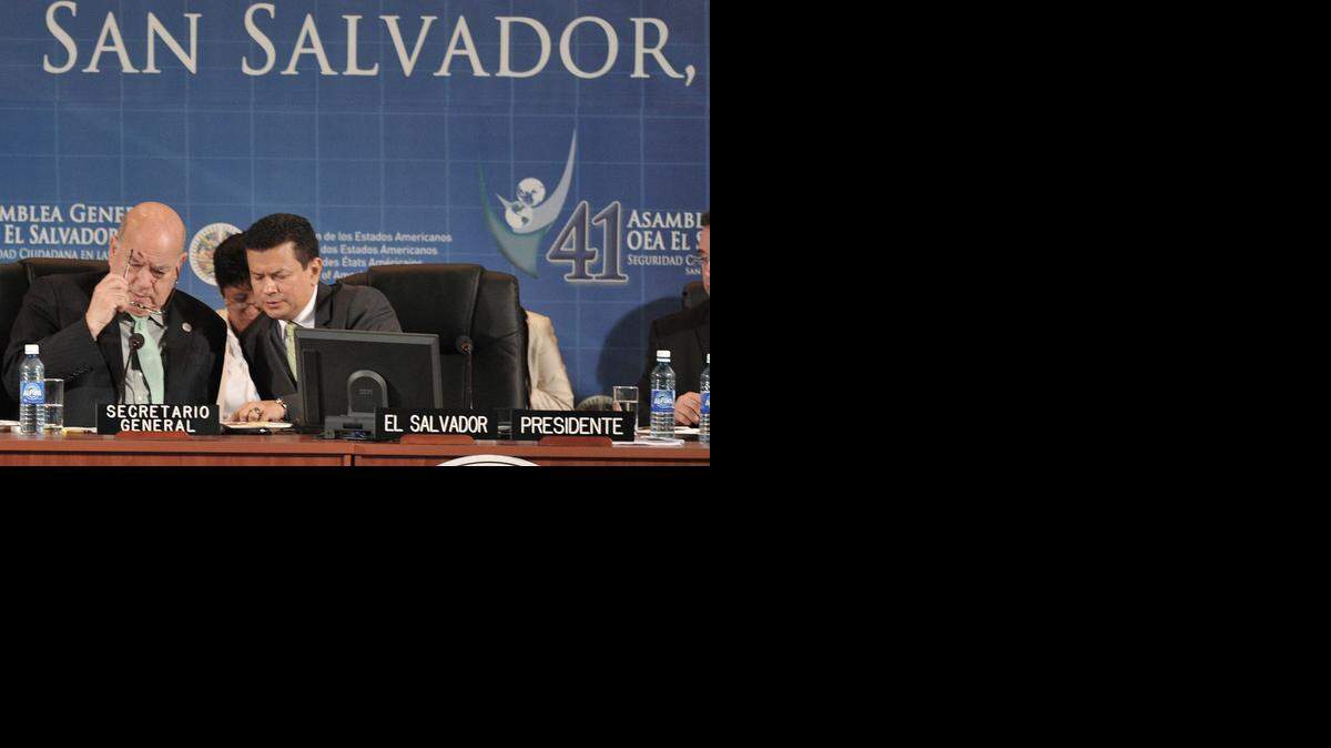 
El secretario general de la OEA, José Miguel Insulza (izq.) habla con el canciller salvadoreño Hugo Martínez, en el 2011, en San Salvador.
