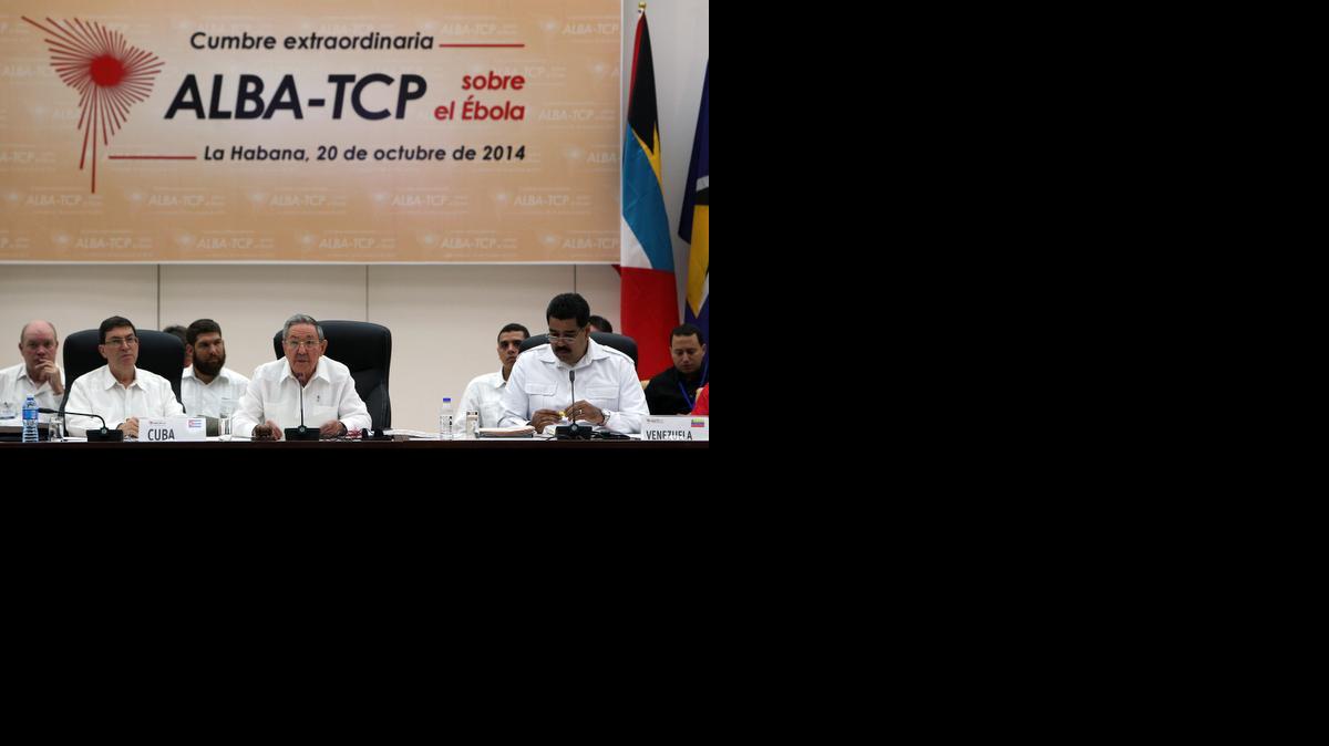 
 El gobernante cubano, Raúl Castro (c), pronuncia un discurso junto a su homólogo de Venezuela, Nicolás Maduro (d), el lunes 20 de octubre de 2014, en La Habana (Cuba), durante la inauguración de la cumbre extraordinaria que celebra la Alianza Bolivariana de los Pueblos de América (ALBA) para coordinar acciones para el combate y prevención de la epidemia. 
