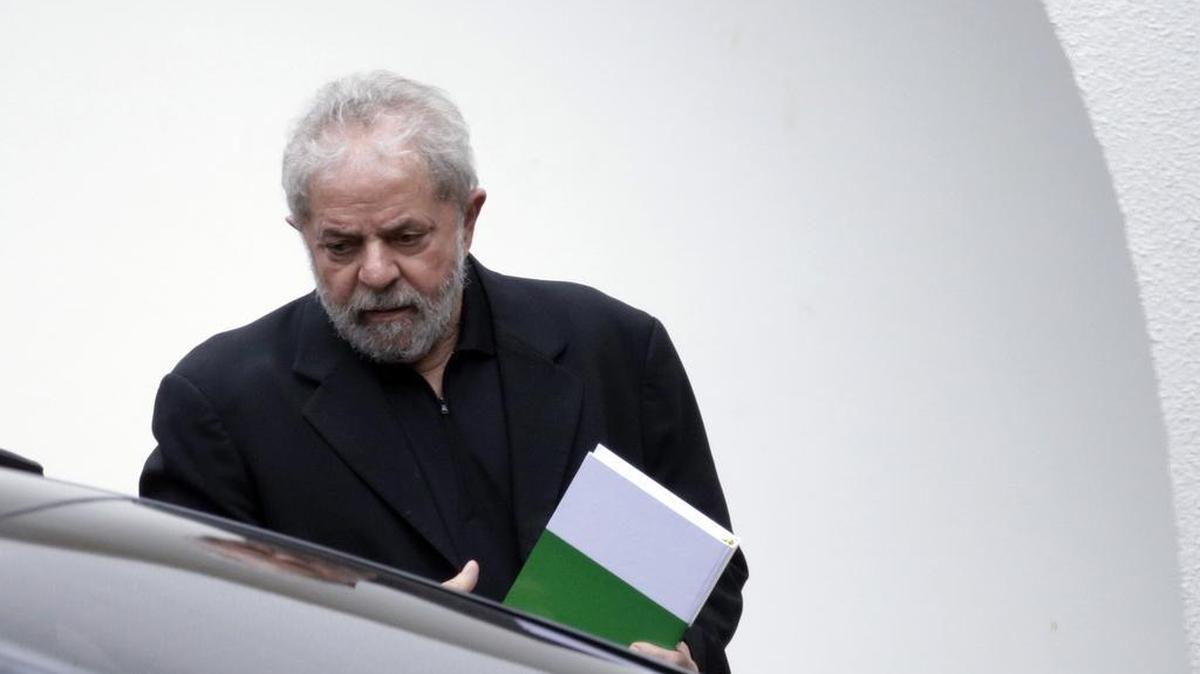 El ex presidente brasileño Luiz Inácio Lula da Silva sale de un desayuno con senadores de la base del Gobierno de la presidenta Dilma Rousseff, el miércoles 9 de marzo de 2016.
