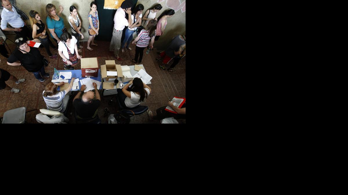 
Ciudadanos uruguayos hacen fila para votar durante las elecciones nacionales el domingo 26 de octubre de 2014, en Montevideo (Uruguay). Una alta afluencia de votantes en las primeras horas y una gran tranquilidad marcaron el inicio de la jornada electoral del Uruguay, donde 2,620,757 ciudadanos están llamados para elegir presidente, vicepresidente y sus representantes en ambas cámaras del Parlamento. 
