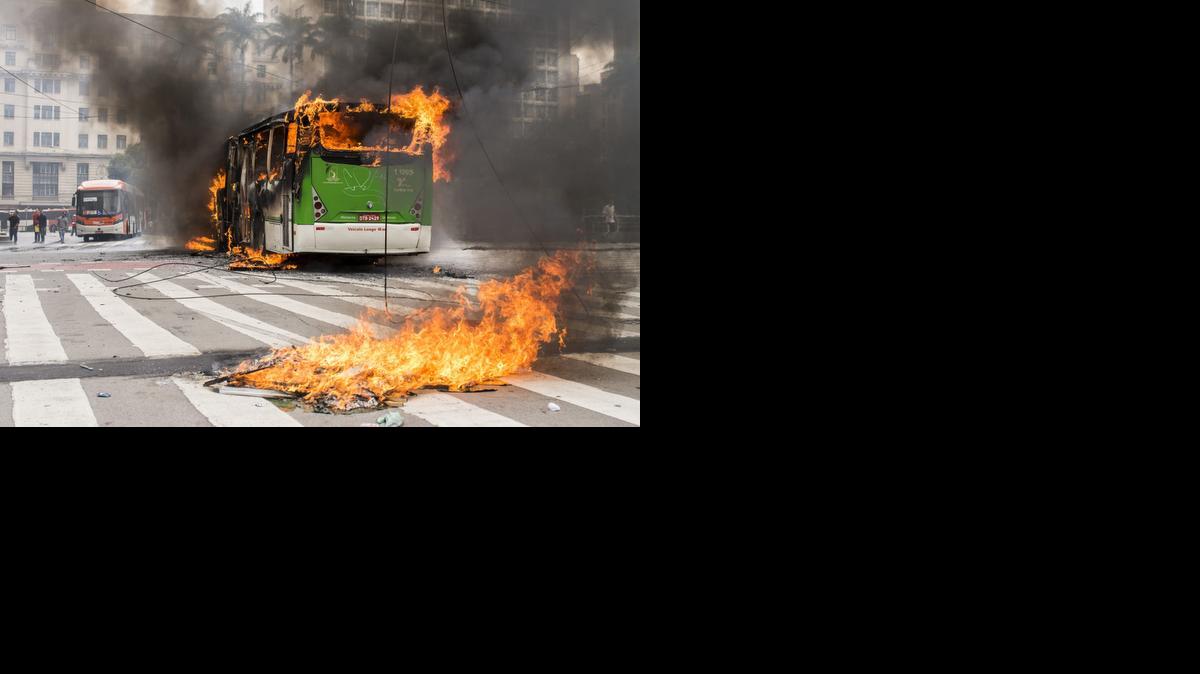 
Un autobús urbano incendiado durante disturbios debido al desalojo de un edificio tomado por el integrantes del Movimiento de los Trabajadores sin Techo (MTST) el martes en Sao Paulo.
