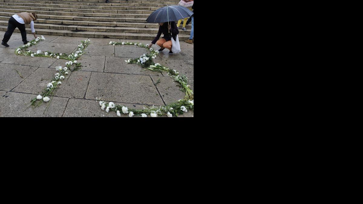 
Integrantes de organizaciones civiles forman el número 43 con flores durante una oración pública, para recordar a los 43 estudiantes desaparecidos y acompañar a sus familiares en esta Navidad. La oración se llevó a cabo en el emblemático monumento del Angel de la Independencia de la capital mexicana.
