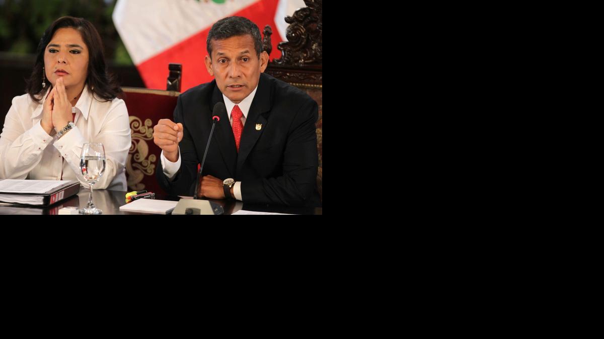
Fotografía de archivo del martes 3 de marzo del 2015 de la titular del Consejo de Ministros de Perú, Ana Jara, junto al presidente peruano, Ollanta Humala (d), durante una reunión convocada por el Ejecutivo con representantes de 16 partidos políticos nacionales en el palacio de Gobierno, en Lima 
