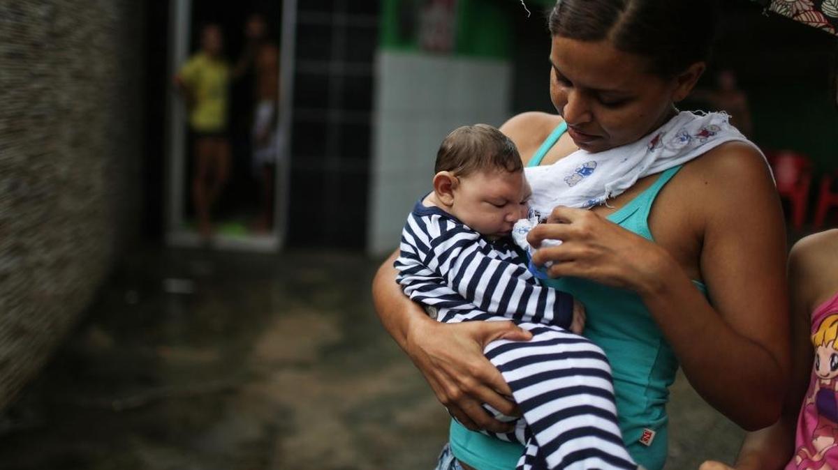 Daniele Santos con su bebé, Juan Pedro, que tiene microcefalia, el 30 de mayo, en Recife, Brasil. Este defecto de nacimiento se vincula al virus del zika.
