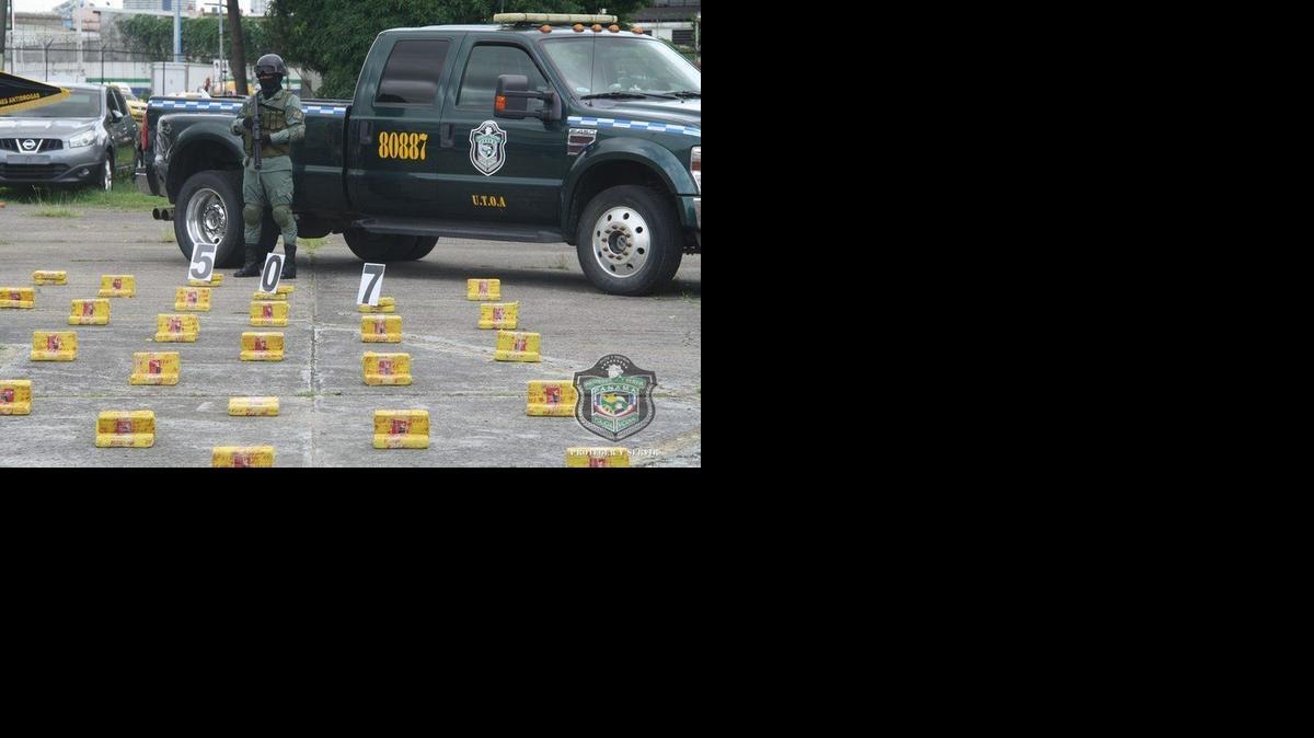 
Un policía custodia paquetes de droga decomisados en una operación especial, durante su presentación el miércoles a la prensa en Ciudad de Panamá.

