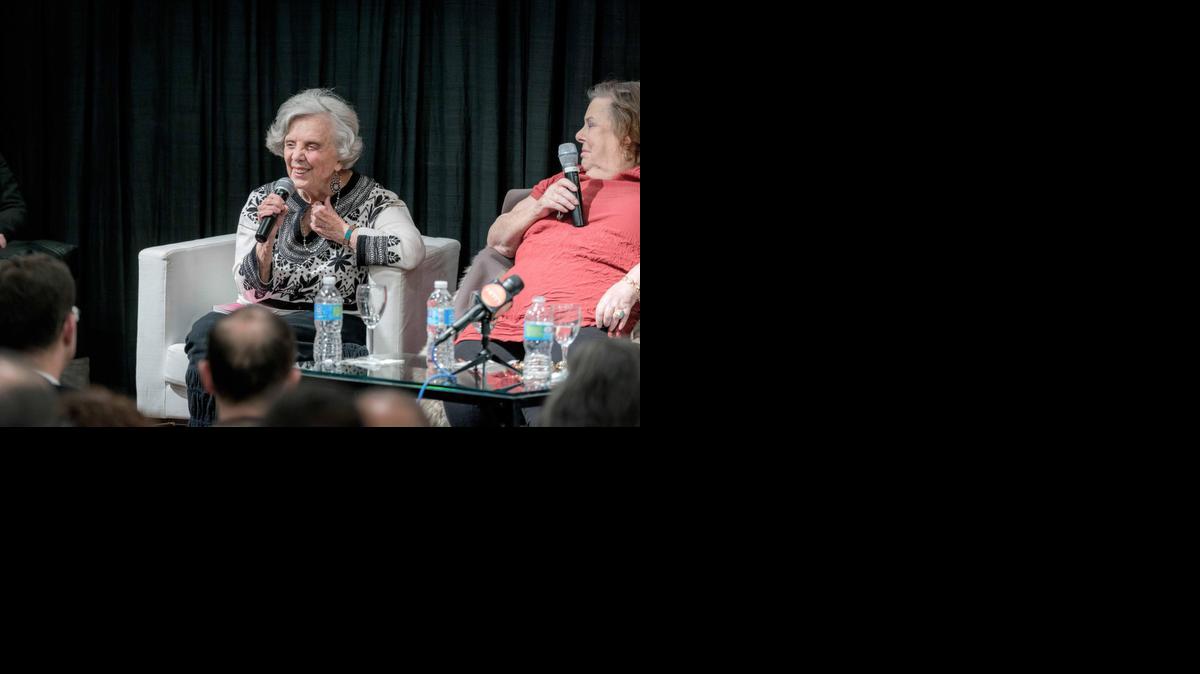 
Fotografía cedida en donde aparece la escritora mexicana Elena Poniatowska (izq.) hablando el martes junto a la periodista y escritora estadounidense Bárbara Probst Solomon, durante un acto celebrado en el Instituto Cervantes de Nueva York. 
