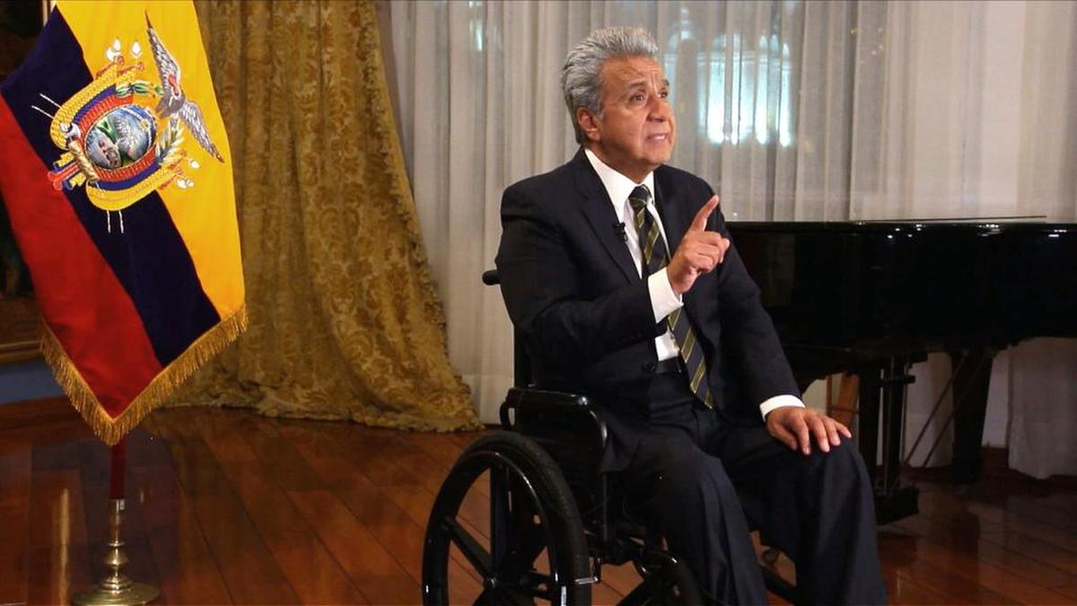 En esta imagen, cedida por la Oficina de Prensa de la presidencia de Ecuador, el presidente Lenín Moreno habla en el Palacio de Carondelet en Quito, el 11 de abril de 2019.