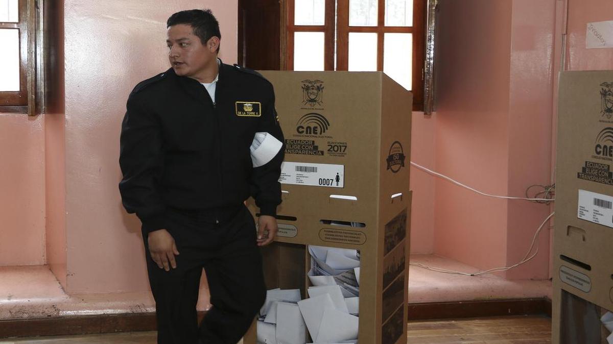 Un militar ecuatoriano acude a las urnas de votación el domingo 19 de febrero de 2017, en la ciudad de Guayaquil (Ecuador).