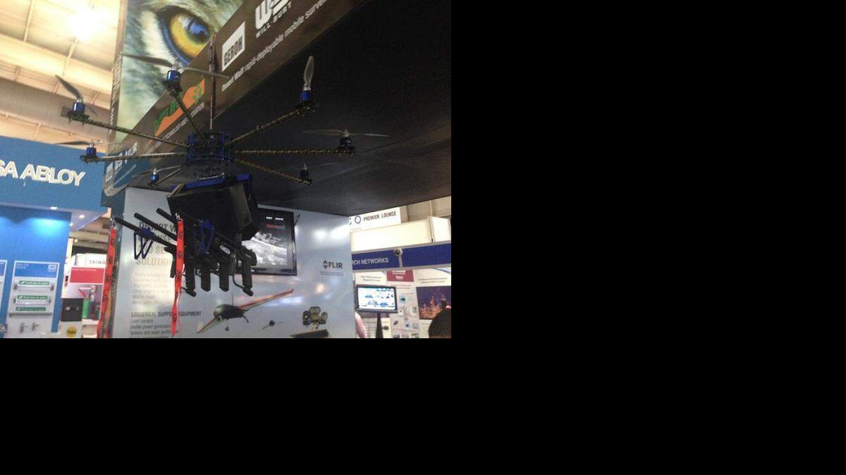 
El dron ‘Mofeta’, diseñado para controlar manifestaciones a distancia, es un minihelicóptero con tanques en los que se pueden cargar gas pimienta, bolas de pintura y cañones que pueden disparar hasta 80 bolas por segundo.
