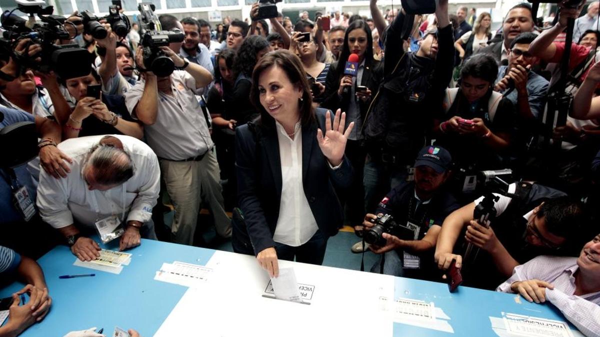 La candidata presidencial Sandra Torres, de la Unidad Nacional de la Esperanza (Une), deposita su voto el domingo en Ciudad de Guatemala.