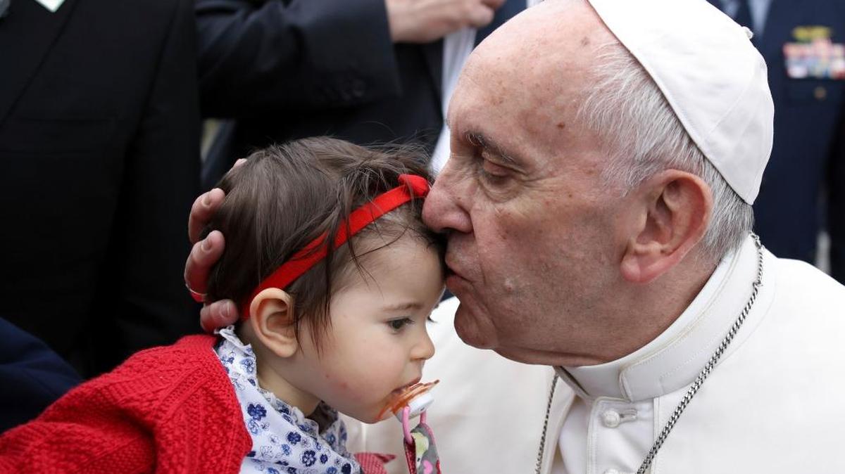 El papa Francisco besa a una niña a su llegada a la base aérea Monte Real en Leiria, Portugal, en una foto de mayo del 2017.