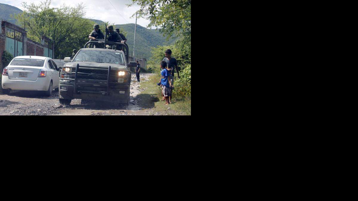
Agentes mexicanos custodian el lugar donde se encontraron varios cuerpos en fosas clandestinas en Iguala, en el estado mexicano de Guerrero.
