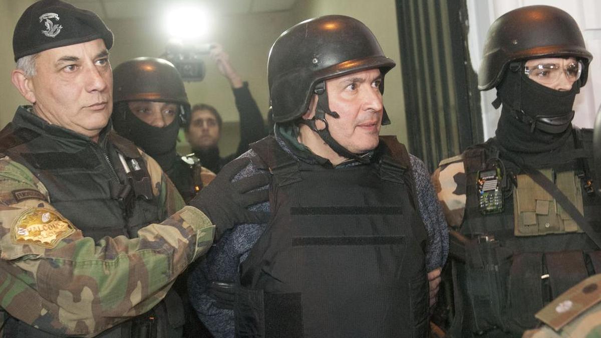 El ex secretario de Obras Públicas de Argentina durante los gobiernos de Néstor Kirchner y Cristina Fernández, José López (c), es escoltado por miembros del grupo Halcón el martes 14 de junio de 2016, en Buenos Aires (Argentina).