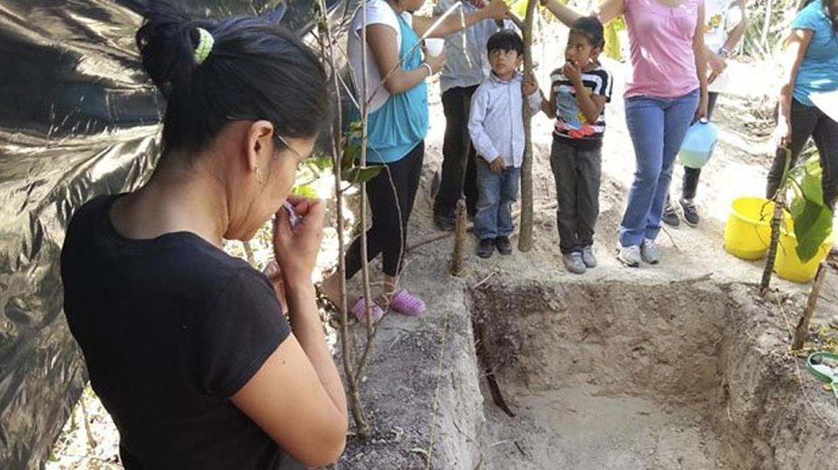 La exhumación de los cadáveres que podrían ser de María Silveria Rochac y su hijo Sergio Antonio, después de más de 32 años de haber sido asesinados durante la guerra civil salvadoreña (1980-1992).