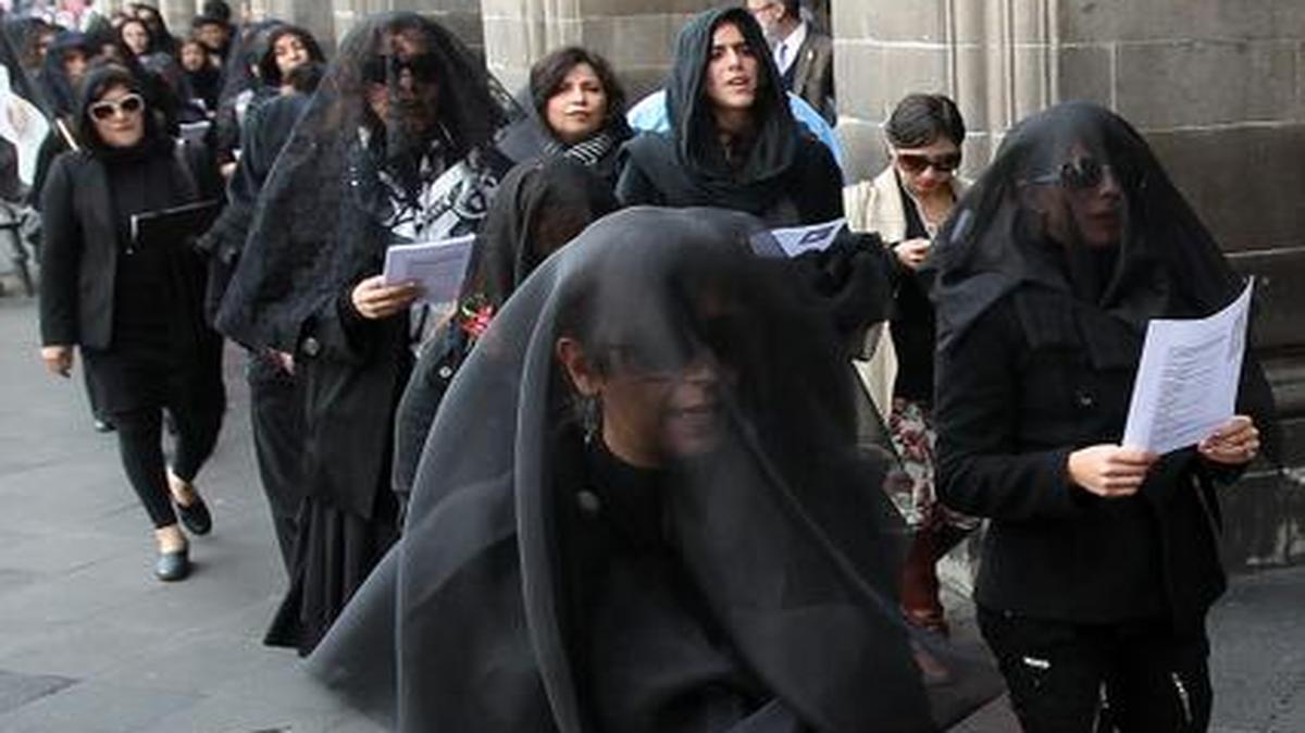 
Medio centenar de mujeres mexicanas vestidas de negro a modo de luto protestan en Ciudad de México por los miles de asesinatos y desapariciones en el país.
