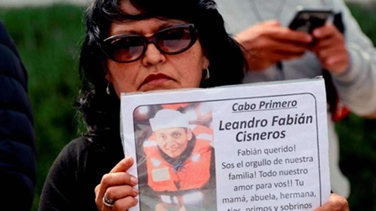 Yolanda Mendiola, madre de Leandro Cisneros, un tripulante del submarino desaparecido, muestra una foto de su hijo el primero de diciembre en Mar del Plata.