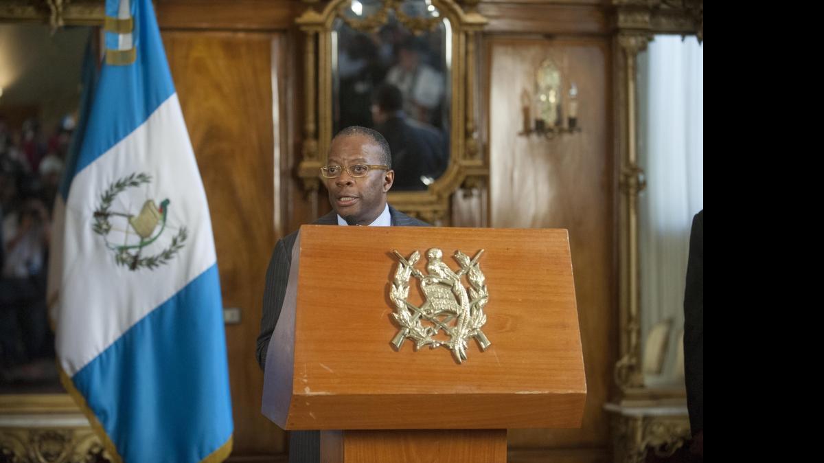 
El embajador estadounidense en Guatemala, Todd Robinson, habla durante una rueda de prensa. Una misión técnica del Departamento del Tesoro llegará al país centroamericano el jueves para efectuar un diagnóstico de la SAT, el ente recaudador de impuestos.
