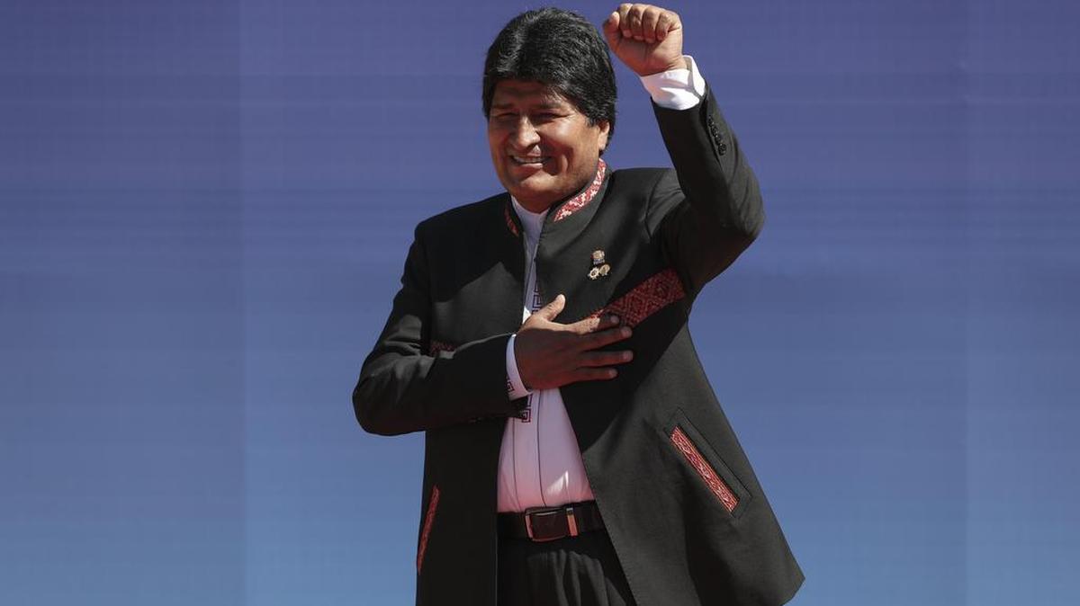 El presidente de Bolivia, Evo Morales, saluda hoy, viernes 24 de noviembre de 2017, en la ciudad boliviana de Santa Cruz (Bolivia).