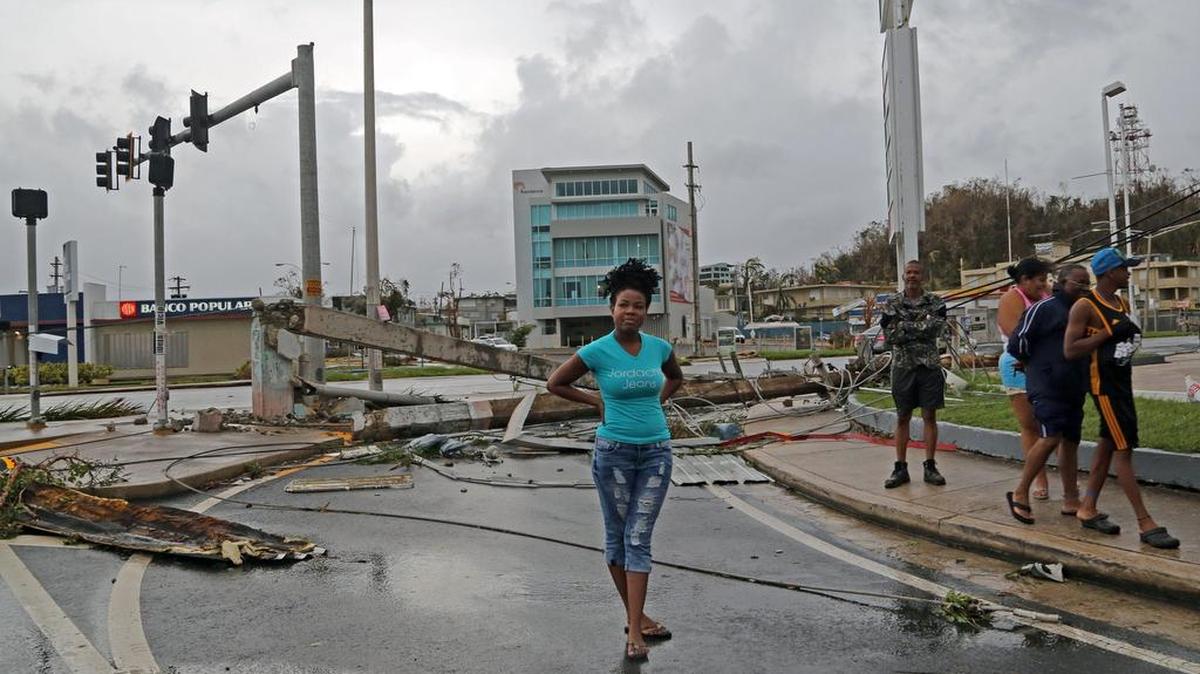 Varias personas inspeccionan los daños tras el paso del huracán María en San Juan, Puerto Rico, el miércoles 20 de septiembre del 2017.