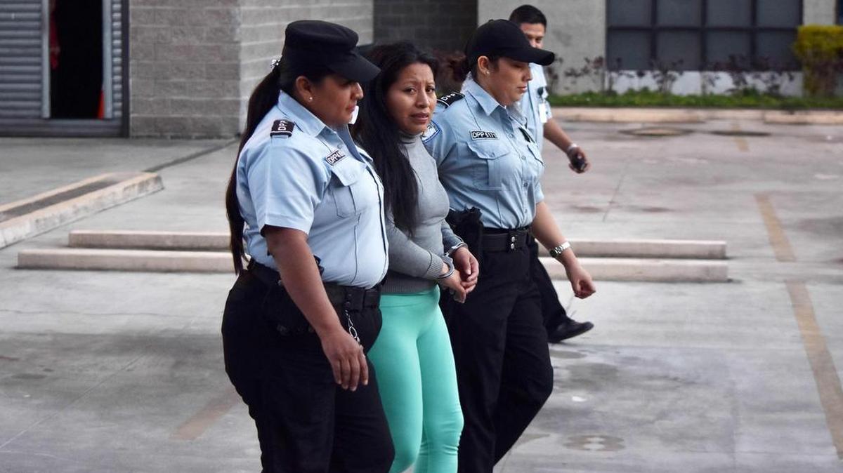 Theodora de Carmen Vásquez (C) es escoltada al final de la audiencia para revisar su sentencia de 2008, en San Salvador el 13 de diciembre de 2017.