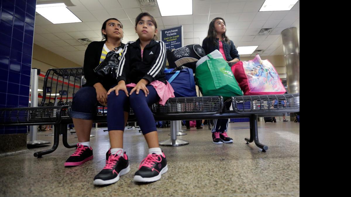 
Dos niños centroamericanos que entraron ilegalmente a EEUU esperan en una estación de autobuses, tras ser liberados de un centro de detención a inicios de julio, en Sant Antonio.
