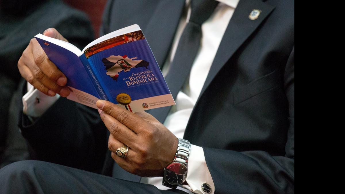
Un parlamentario lee la Constitución dominicana el sábado, durante la proclamación de la nueva Carta Magna en el Congreso, en Santo Domingo. 

