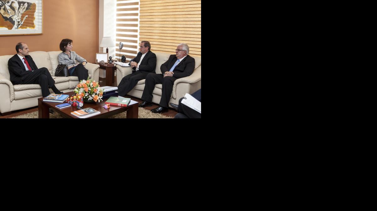 
El canciller de Ecuador, Ricardo Patiño (2 der.) habla con la secretaria de Estado adjunta de EEUU para el Hemisferio Occidental, Roberta Jacobson, el martes en Quito.
