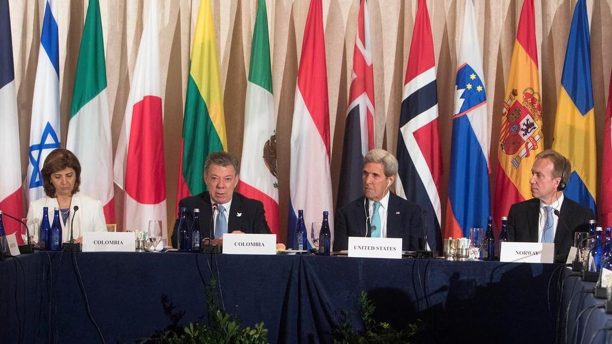 Altos representantes de numerosos países participan en una reunión para promover una iniciativa de desminado para Colombia.