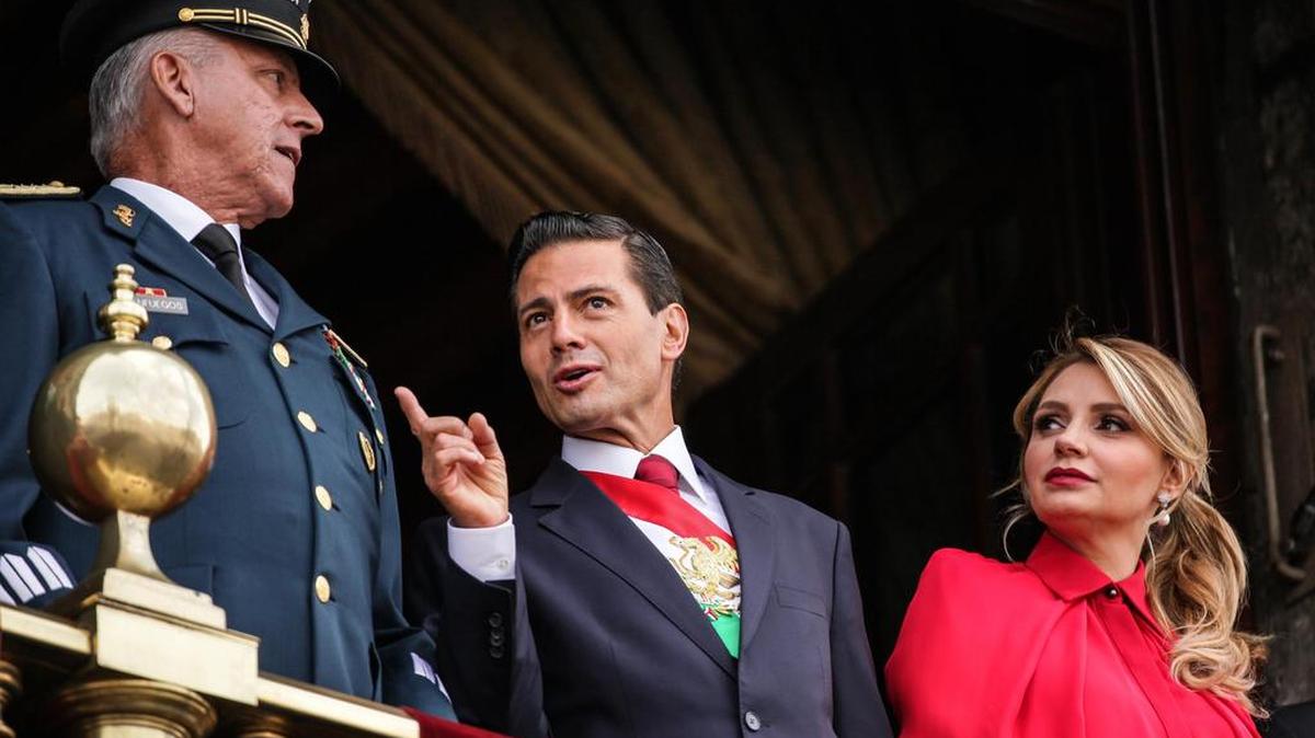 El presidente de México, Enrique Peña Nieto (c), y su esposa, Angélica Rivera (d), acompañados por el secretario de la Defensa Nacional, Salvador Cienfuegos (i), observan el desfile de las fuerzas armadas el viernes 16 de septiembre de 2016, durante la conmemoración del 206 aniversario del inicio de la independencia de México, en un acto celebrado en la capital mexicana.