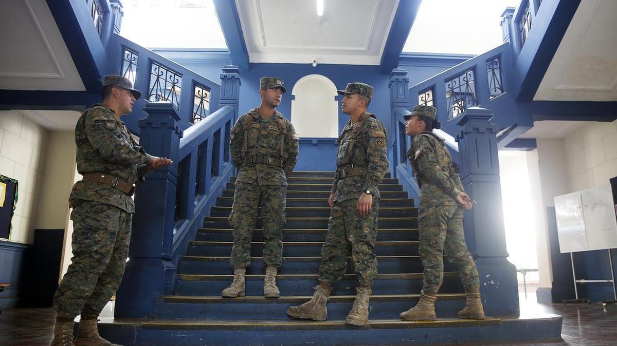 Militares de las Fuerzas Armadas de Chile se tomaron el control de los locales de votación en todo el país el viernes 21 de octubre de 2016, de los que 696 corresponden a la región de Santiago de Chile (Chile).