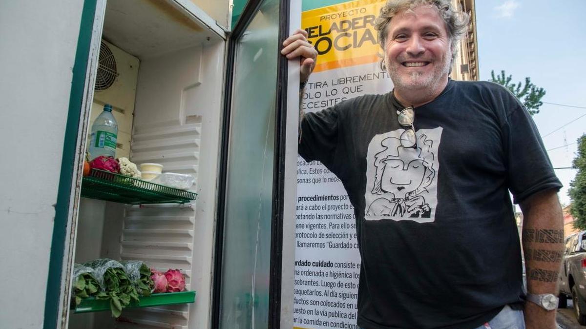 Fernando Ríos, el creador de la “heladera social” en el bar Muña Muña en San Miguel de Tucumán, Argentina. “Retira libremente solo que necesites”, invita a los transeúntes una nevera situada en la vía pública.