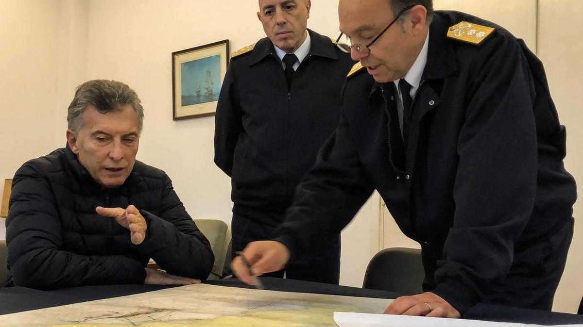 Fotografía cedida por la Presidencia de Argentina que muestra al presidente argentino Mauricio Macri (i) junto al subjefe de la Armada Argentina, el vicealmirante Miguel Angel Máscolo (c) y el el jefe del Comando del Área Naval Atlántica, el contraalmirante Gabriel González (d), hoy, lunes 20 de noviembre de 2017, en la Base Naval de Mar del Plata (Argentina).