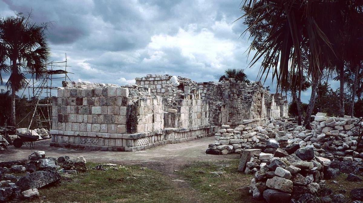 Kulubá es una antigua ciudad de la civilización maya y un sitio arqueológico en México. Se encuentra ubicado en el municipio de Tizimín, al noreste de Yucatán, México.