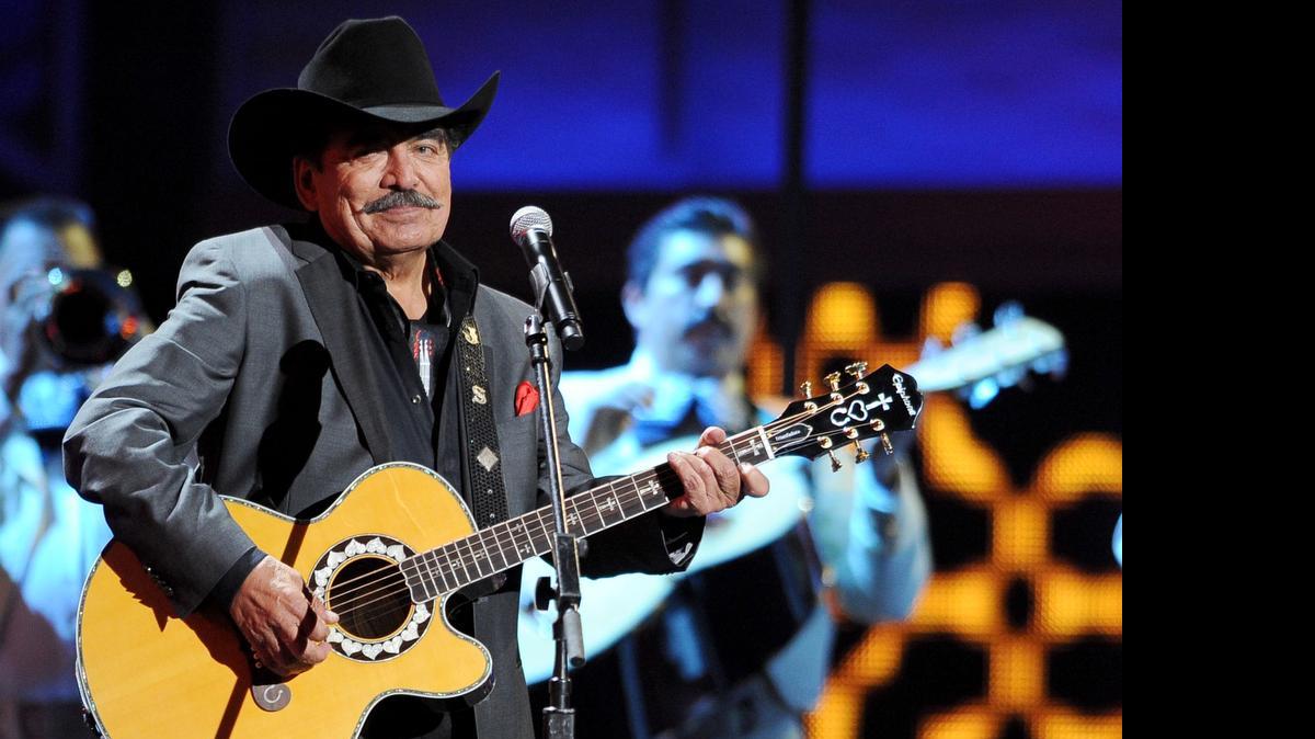 
El artista mexicano Joan Sebastian actúa en la edición 13 de los Premios Grammy Latino, en el 2012, en Las Vegas. Sebastian falleció el lunes en la noche en su país, luego de padecer cáncer.
