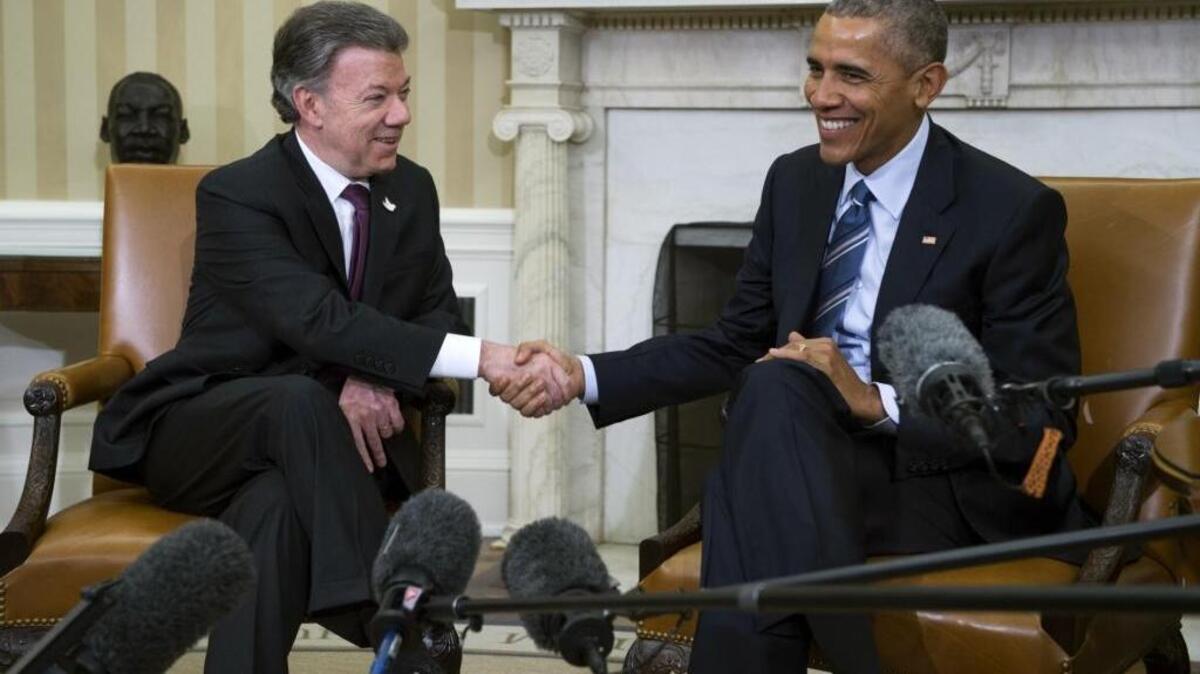 El presidente Barack Obama (der.) reunido con su par colombiano, Juan Manuel Santos, en la Casa Blanca en febrero.