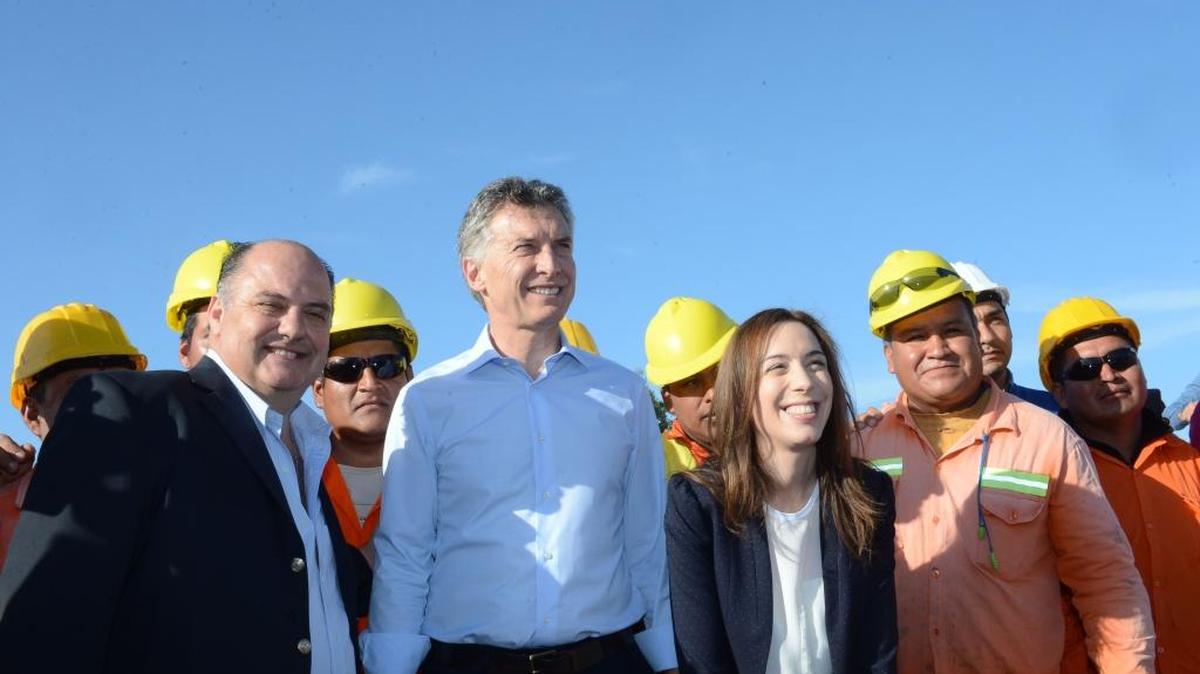 El presidente argentino Mauricio Macri (cen.) durante la inauguración de un puente en su país. Según publican el domingo varios medios internacionales, entre los clientes del citado bufete panameño figuran líderes internacionales como Macri.
