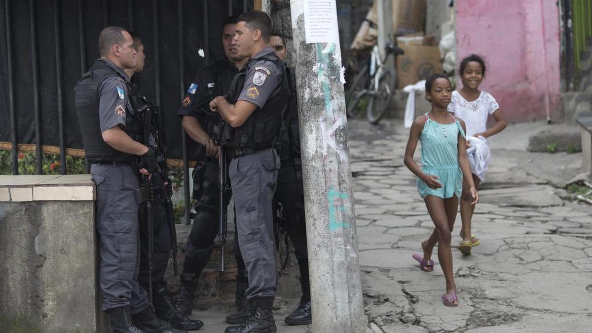 
Policías custodian la entrada de la favela Morro da Providencia, en Río de Janeiro, Brasil, en septiembre del 2015.
