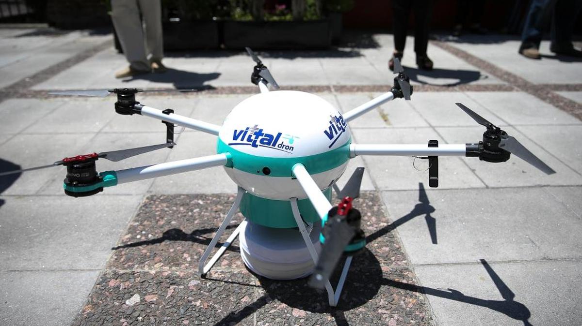 El Vittal Drone traslada un desfibrilador externo automático de forma rápida y eficaz para atender personas en zonas de difícil acceso y al aire libre.