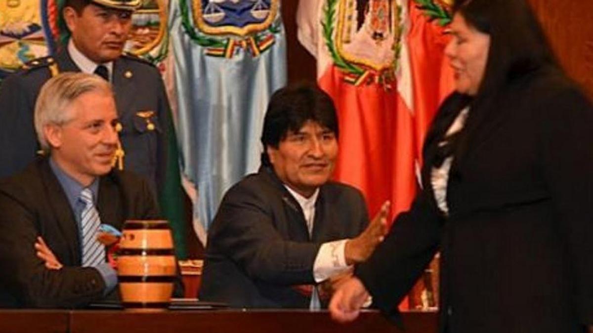 
Norma Piérola deja a Evo morales con la mano extendida, en un evento celebrado en diciembre.
