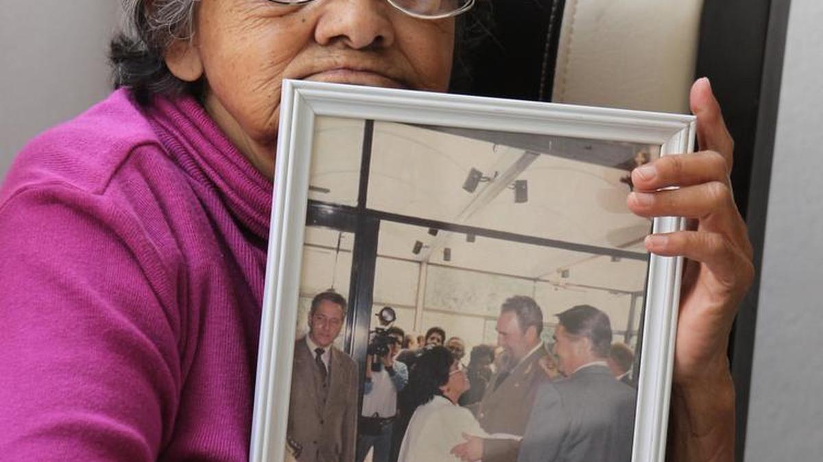 Irma Vanegas posa con una fotografía donde aparece con Fidel Castro el martes 13 de diciembre 2016, en su casa ubicada en Ciudad de México, donde hace seis décadas sirvió de refugio a 45 de los cubanos que se preparaban para la Revolución cubana.