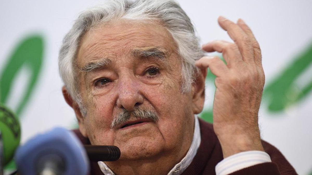 El ex presidente de Uruguay José Mújica durante su intervención en un encuentro con alumnos de Bachillerato y ciclos superiores del instituto El Alisal de Santander, donde ha estado acompañado por el jefe del Ejecutivo cántabro, Miguel Ángel Revilla.
