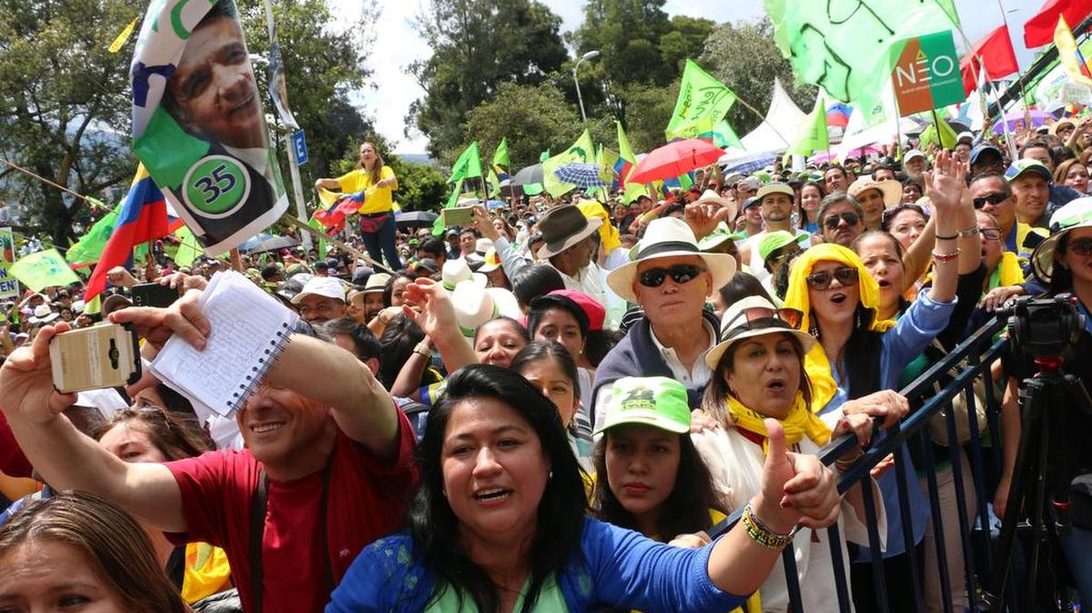 Simpatizantes del partido Alianza País asisten al Festival Victoria Popular el sábado 22 de abril de 2017, en la Avenida de los Shyris, en Quito (Ecuador).