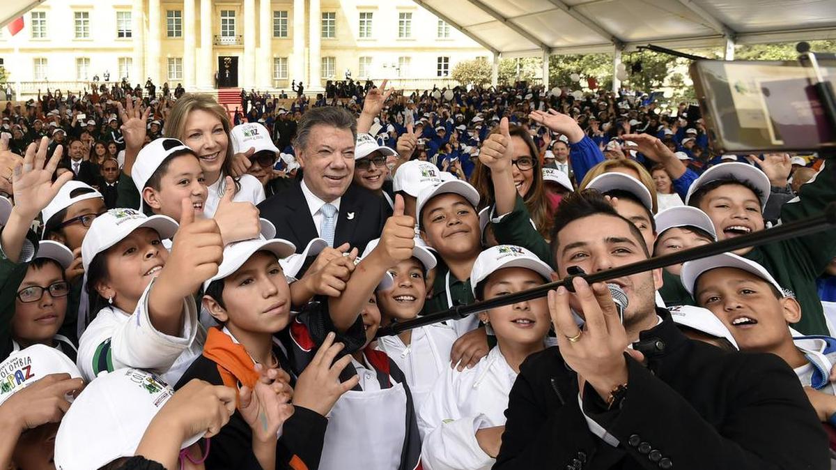 El Presidente Juan Manuel Santos (centro) junto a su esposa, María Clemencia Rodríguez y decenas de niños durante la presentación el miércoles del concurso “Pinta una Colombia en paz”, organizado por el Ministerio de Educación.