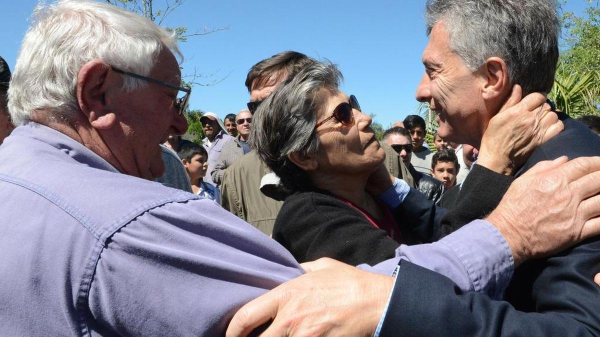 Fotografía cedida por la presidencia de Argentina del presidente argentino Mauricio Macri (d) saludando a ciudadanos el miércoles 2 de noviembre de 2016, en la localidad de Lanteri (Argentina).