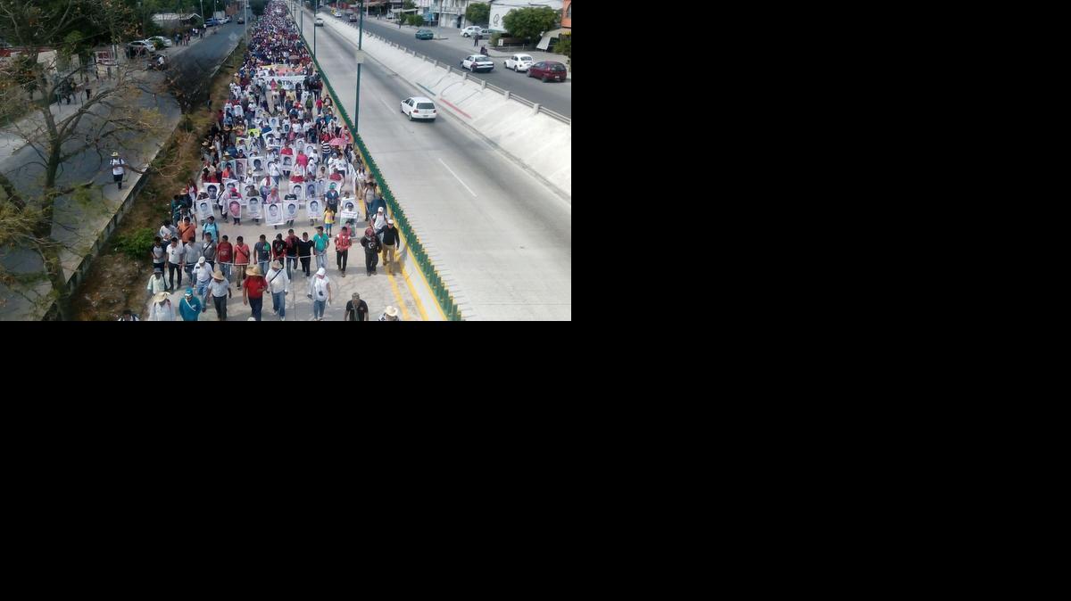 
Marcha por los desaparecidos, en la Autopista del Sol, México.
