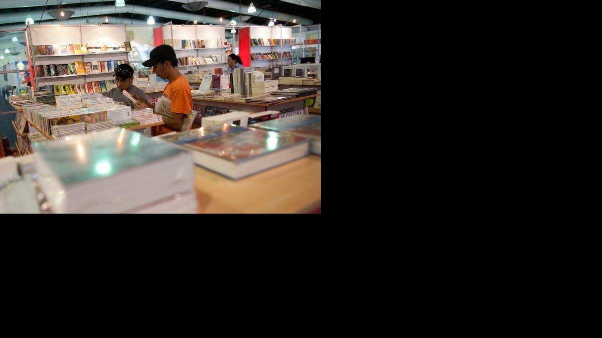
Visitantes recorren la IX Feria Internacional del Libro (Filgua), en el 2012 en Ciudad de Guatemala. 
